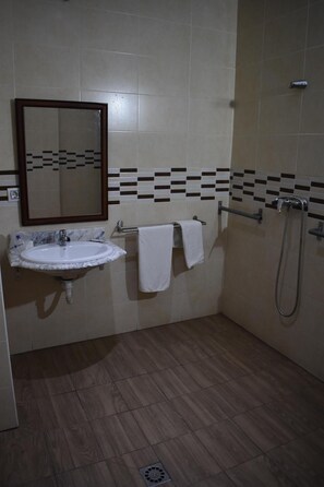 Dusche, kostenlose Toilettenartikel, Seife, Shampoo