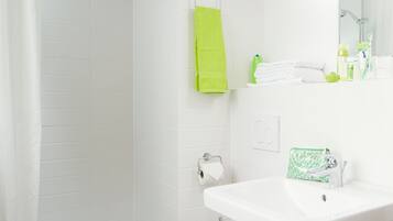 Ein modernes Badezimmer mit Dusche, Toilette und Waschbecken.