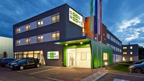 Un edificio moderno con un cartel que dice 'Good Rooms'.