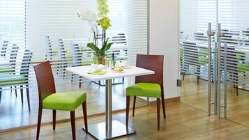 シングルルーム シングルベッド 1 台 禁煙 | 会議室