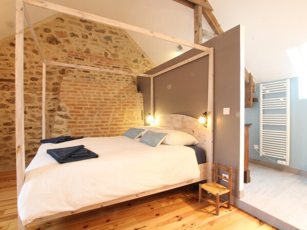 1 bedroom, travel crib, internet