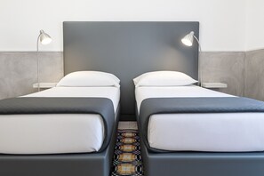 In-room safe, desk, free WiFi, bed sheets - Toledostop (Naples)