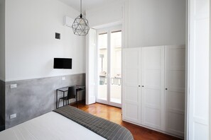 In-room safe, desk, free WiFi, bed sheets - Toledostop (Naples)