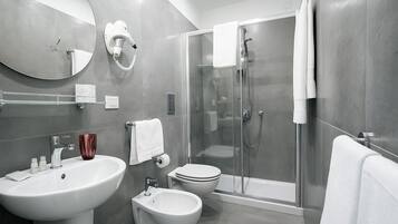 Deluxe Double or Twin Room | Bathroom
