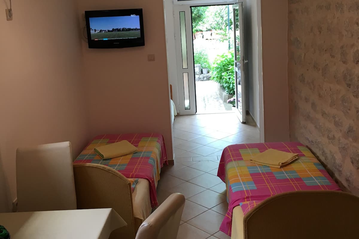 Estudio, Terraza, vista al mar | Escritorio, tabla de planchar con plancha, wifi gratis y ropa de cama