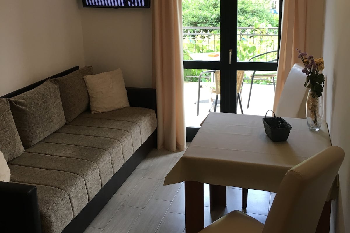 Departamento estándar, 1 habitación, vista al mar | Escritorio, tabla de planchar con plancha, wifi gratis y ropa de cama