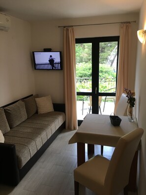 Desk, iron/ironing board, free WiFi, bed sheets - Apartments Vojvoda (Kotor)