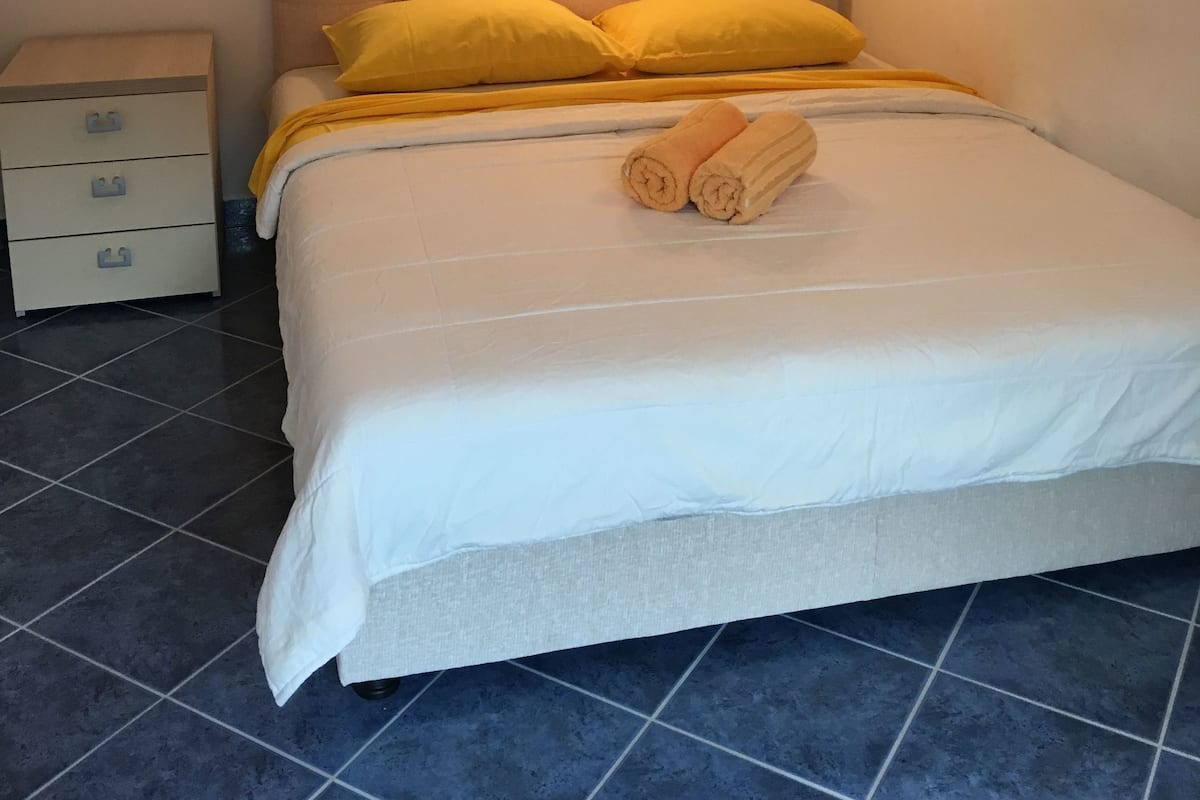 Escritorio, tabla de planchar con plancha, wifi gratis y ropa de cama