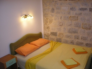 Luxury-Apartment, 2 Schlafzimmer, Meerblick | Schreibtisch, Bügeleisen/Bügelbrett, kostenloses WLAN, Bettwäsche