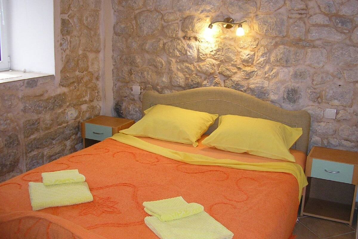 Departamento de lujo, 2 habitaciones, vista al mar | Escritorio, tabla de planchar con plancha, wifi gratis y ropa de cama