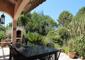 Outdoor dining - VILLA ANDRE - 3*** - PRIVATE POOL - SAINT CYPRIEN (SAINT-CYPRIEN LECCI)