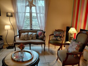 Televisie, een open haard en een dvd-speler