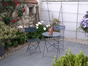 Outdoor dining - Spacious Cottage with Garden in Touraine Vineyards — Sleeps 10, Near Loire Castles (Cravant-les-Côteaux)