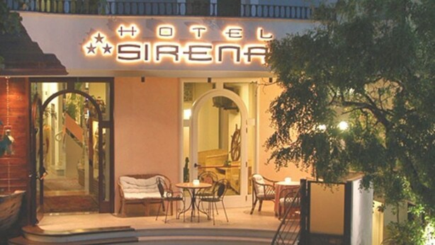 A hotel entrance with a sign reading "HOTEL SIRENA." - Boutique & spa Sirenahotel (Gabicce Mare)