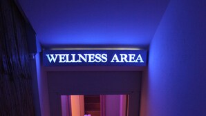 A staircase leading to a wellness area with a sign above it. - Boutique & spa Sirenahotel (Gabicce Mare)