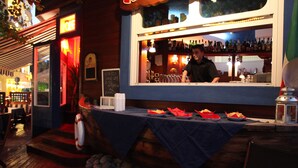 A bar with a counter and a menu board. - Boutique & spa Sirenahotel (Gabicce Mare)