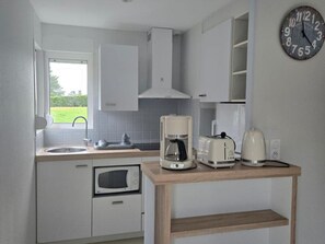 Fridge, microwave - Cozy Family Retreat: 2BR, Terrace, BBQ, Near Granville, Pet-Friendly (Bréhal-Saint-Martin de Bréhal)