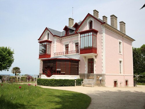Cozy Family Retreat: 2BR, Terrace, BBQ, Near Granville, Pet-Friendly