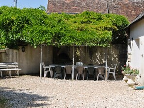 Outdoor dining - Spacious house near Tours, perfect for families (Azay-sur-Cher)