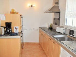 Kühlschrank, Mikrowelle, Ofen, Geschirrspüler