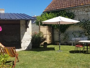 Outdoor dining - Charming Tufa Stone Cottage with Courtyard, Near Loire Castles, Electric Bike Rental Available (Savigny-en-Véron)