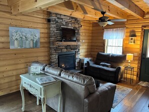 Smart-TV, Kamin, Bücher, Stereoanlage