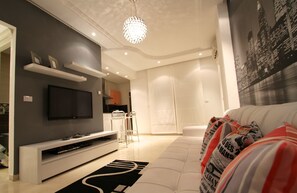 Departamento básico | Sala de estar | Televisión de plasma 
