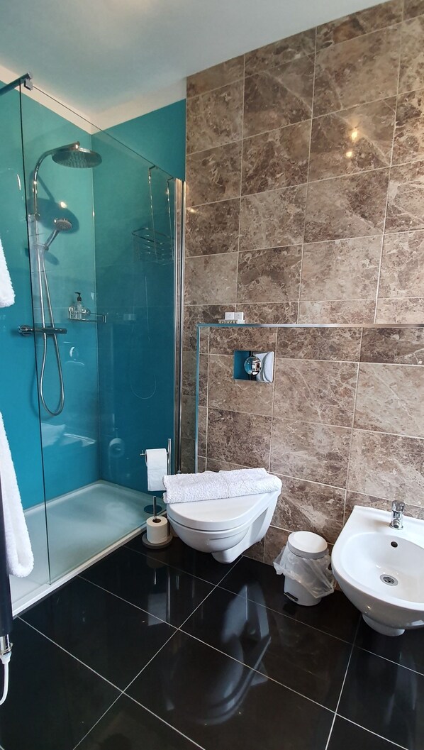 Double Room, Ensuite | Bathroom - The Bronze Pig (Lincoln)