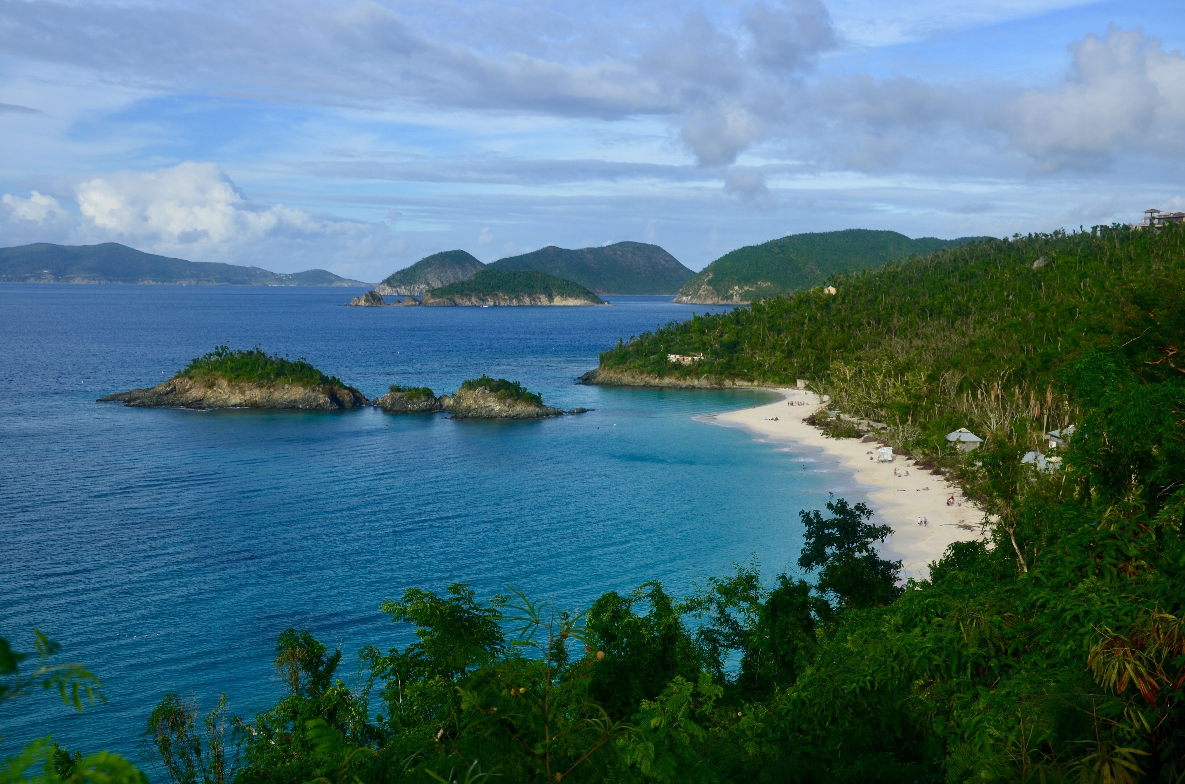 بالقرب من الشاطئ، كراسي للتشمس، مناشف للشاطئ