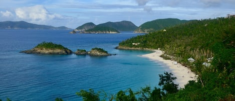 Una spiaggia nelle vicinanze, lettini da mare, teli da spiaggia