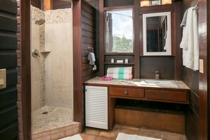 Dusche, Haartrockner, Handtücher, Seife