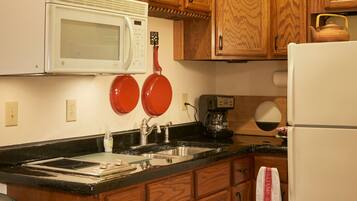 Réfrigérateur, micro-ondes, plaque de cuisson, cafetière/bouilloire