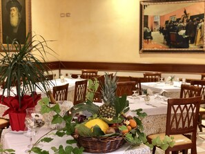 Déjeuner et dîner servis sur place