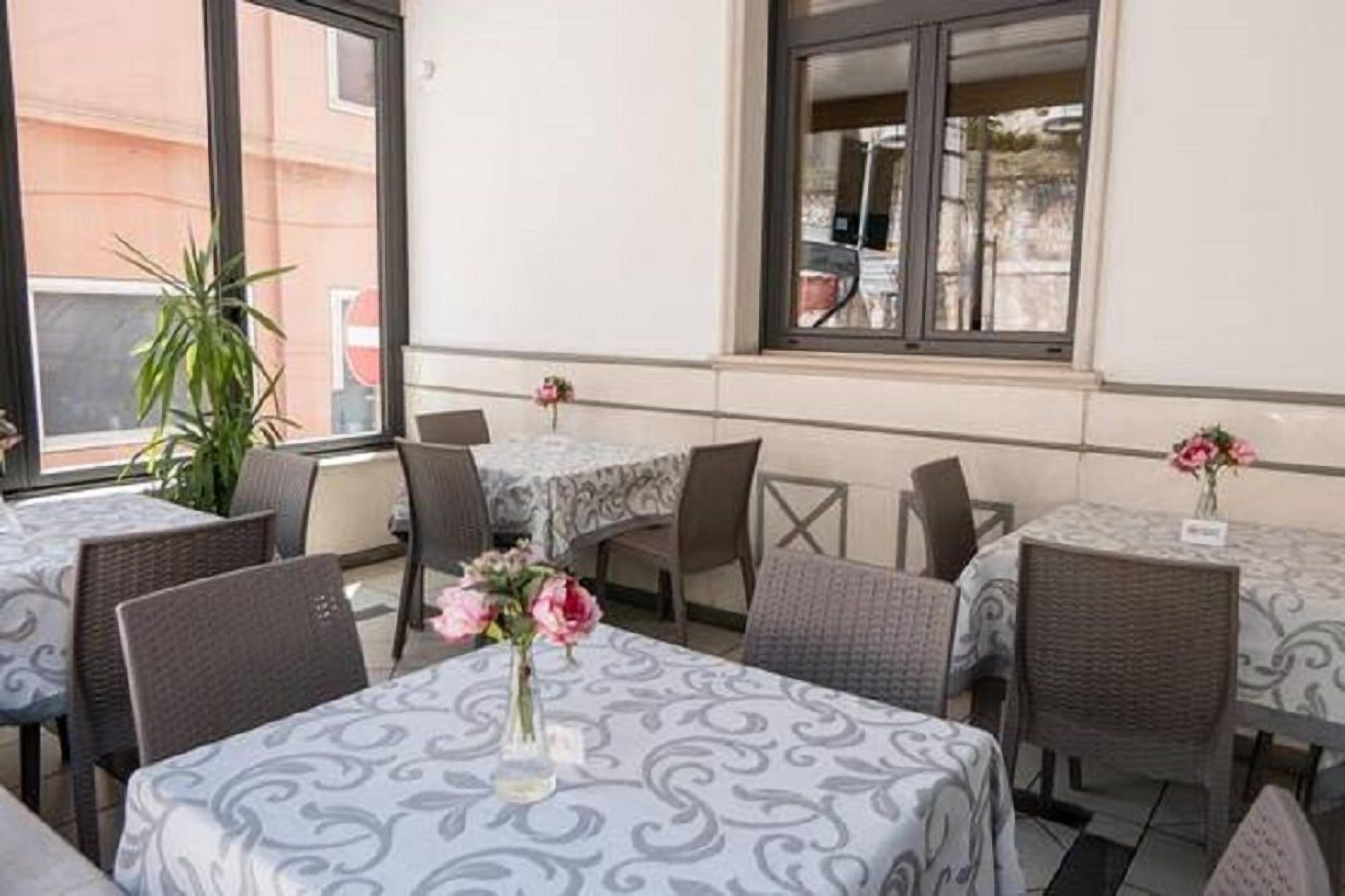 lunch and dinner served, italian cuisine