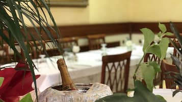 Déjeuner et dßner servis sur place, spécialités Cuisine italienne