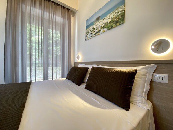 Minibar, Schreibtisch, Verdunkelungsvorhänge, Babybetten