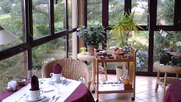 Desayuno continental (EUR 6 por persona)