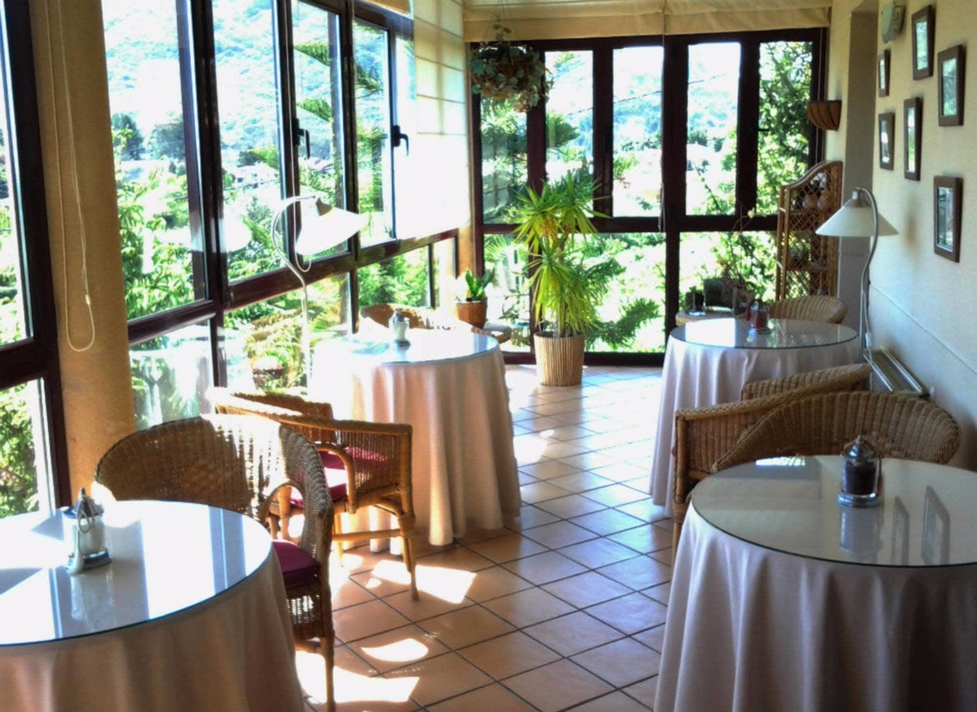 อาหารเช้าแบบคอนติเนนทัลทุกวัน (EUR 6 ต่อคน)