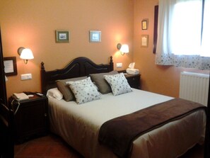 Double Room | Blackout drapes, bed sheets - Hotel Foronda (Ribadesella)