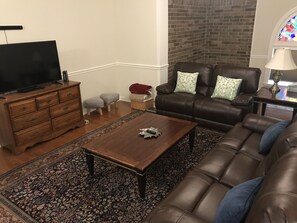 Smart-TV, Kamin, DVD-Player, Bücher