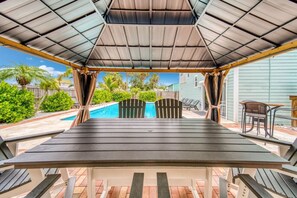 Outdoor dining - Family Friendly Beach Home with Large Heated Pool (Fort Myers Beach)
