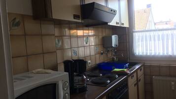 冷蔵庫、電子レンジ、コンロ、コーヒー / ティーメーカー