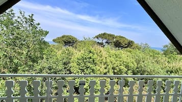 Trippelrum - havsutsikt | VÀrdeförvaringsskÄp pÄ rummet, gratis wi-fi och sÀngklÀder