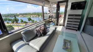 TV - Luxury Corner Beach & Pool 2.5 Bedroom - 1121 (Miami Beach)