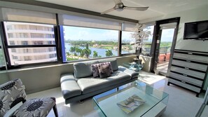 TV - Luxury Corner Beach & Pool 2.5 Bedroom - 1121 (Miami Beach)