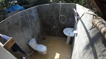 Separate bathtub and shower, free toiletries, towels