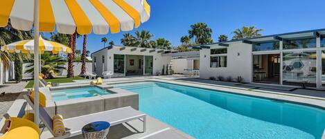 حمّام سباحة مُدفَّأ