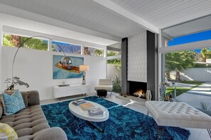 Smart TV y chimenea 