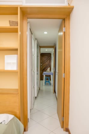 Apartamento | Cofres nos quartos, escrivaninha, ferros/tábuas de passar roupa