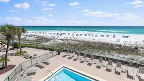 A pool area with lounge chairs and a view of the beach. - 314- BEACH FRONT, gulf view, family-friendly! Destin Beach Club (Destin)